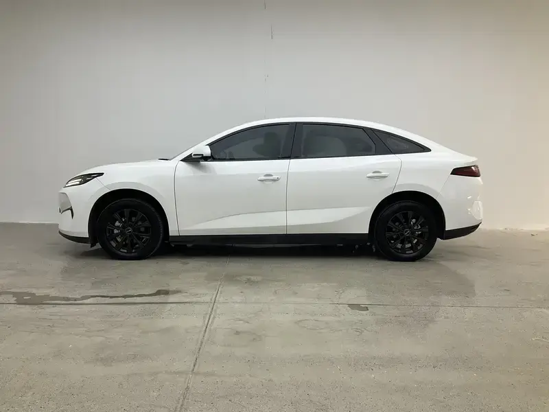 2025 BYD E7 с пробегом 22 800 км