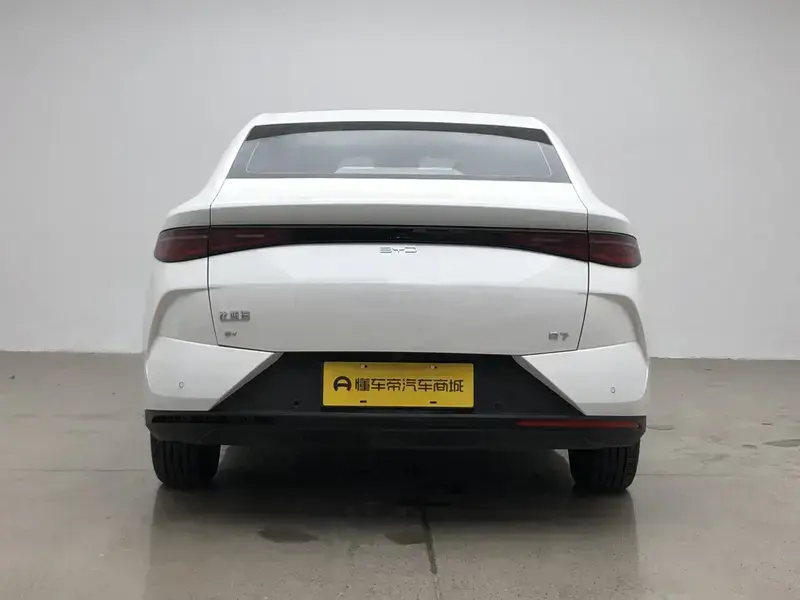 2025 BYD E7 с пробегом 22 800 км
