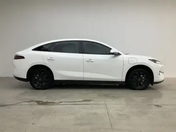 2025 BYD E7 с пробегом 22 800 км