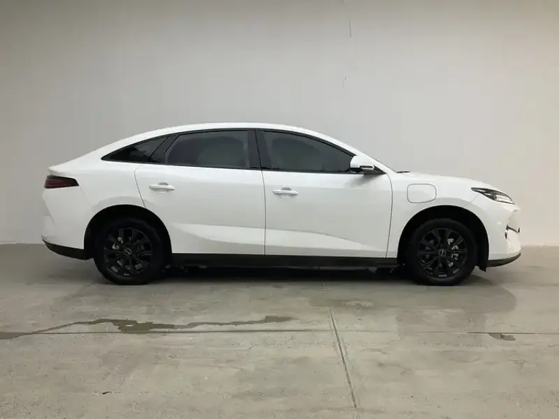2025 BYD E7 с пробегом 22 800 км