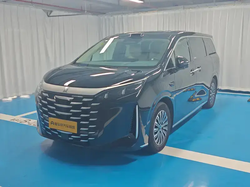 2026 BYD Xia (M9) с пробегом 9 900 км
