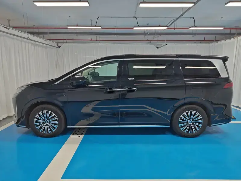 2026 BYD Xia (M9) с пробегом 9 900 км