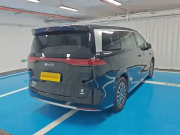 2026 BYD Xia (M9) с пробегом 9 900 км