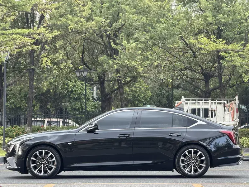 2025 Cadillac CT5 с пробегом 15 000 км