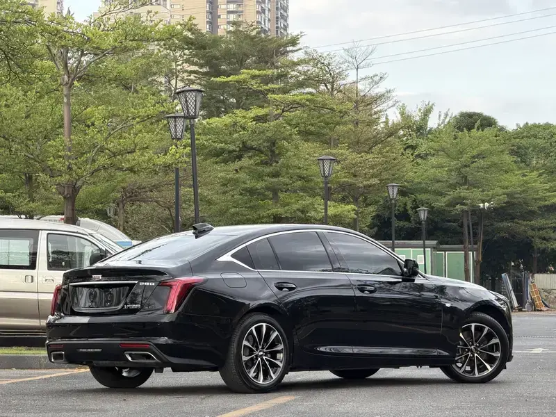 2025 Cadillac CT5 с пробегом 15 000 км
