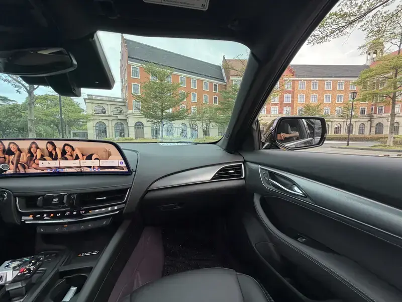2025 Cadillac CT5 с пробегом 15 000 км