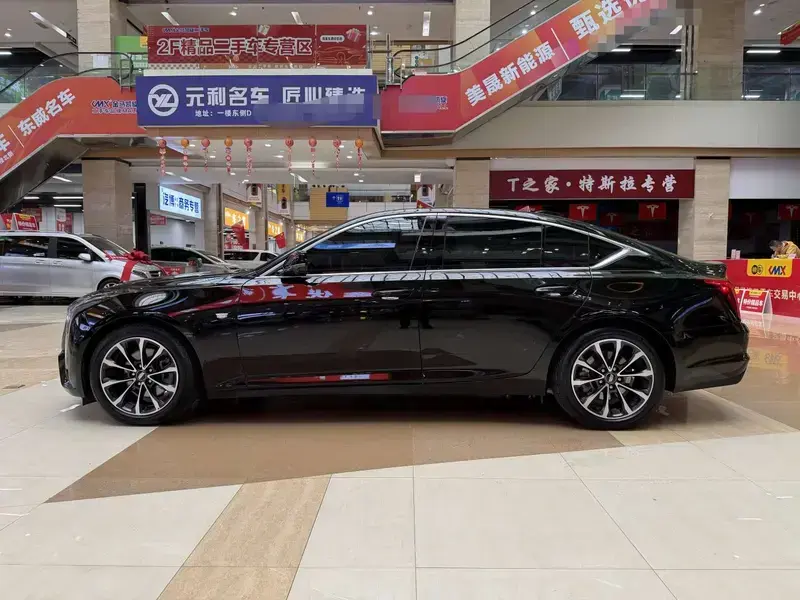2025 Cadillac CT5 с пробегом 10 500 км