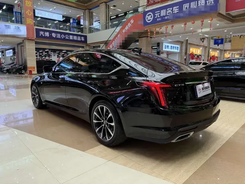 2025 Cadillac CT5 с пробегом 10 500 км