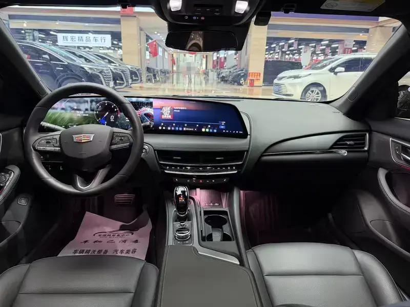 2025 Cadillac CT5 с пробегом 10 500 км