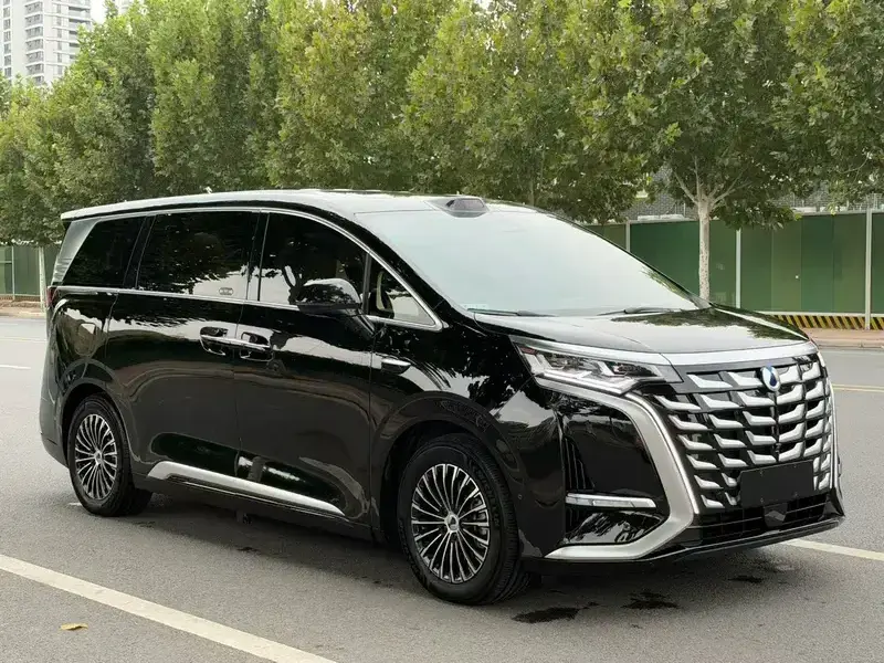 2025 Denza D9 с пробегом 81 000 км