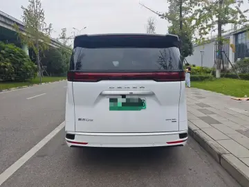 2025 Denza D9 с пробегом 10 000 км