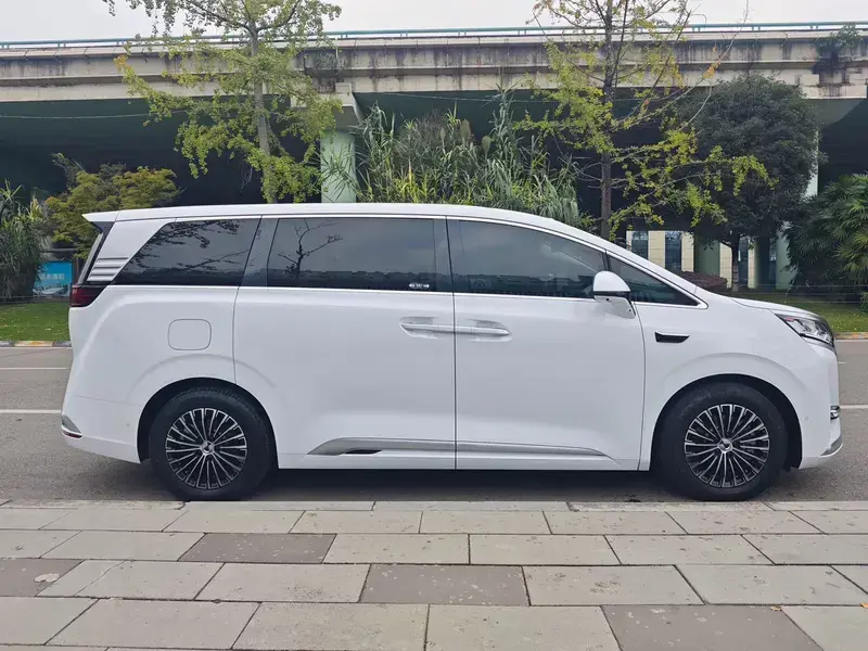 2025 Denza D9 с пробегом 10 000 км