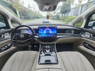 2025 Denza D9 с пробегом 10 000 км
