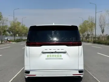 2024 Denza D9 с пробегом 19 000 км
