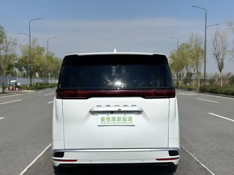 2024 Denza D9 с пробегом 19 000 км