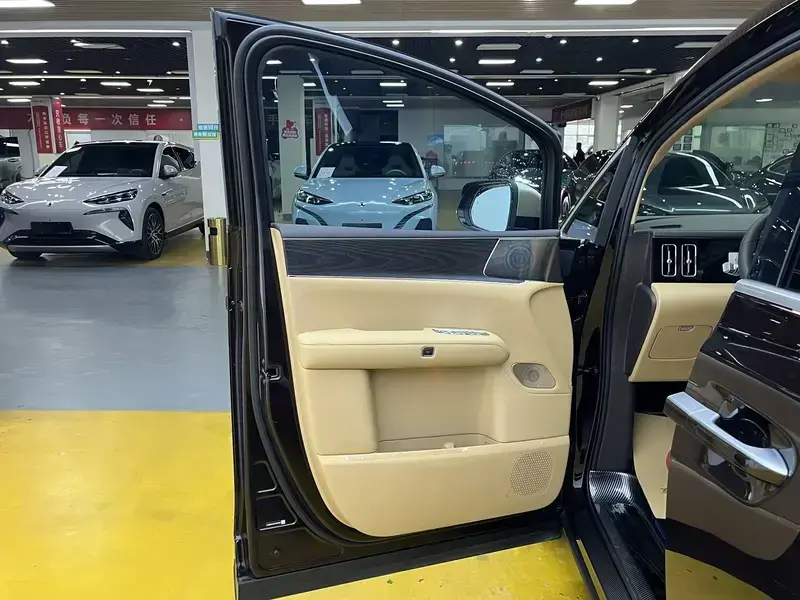 2026 Denza D9 с пробегом 4 000 км