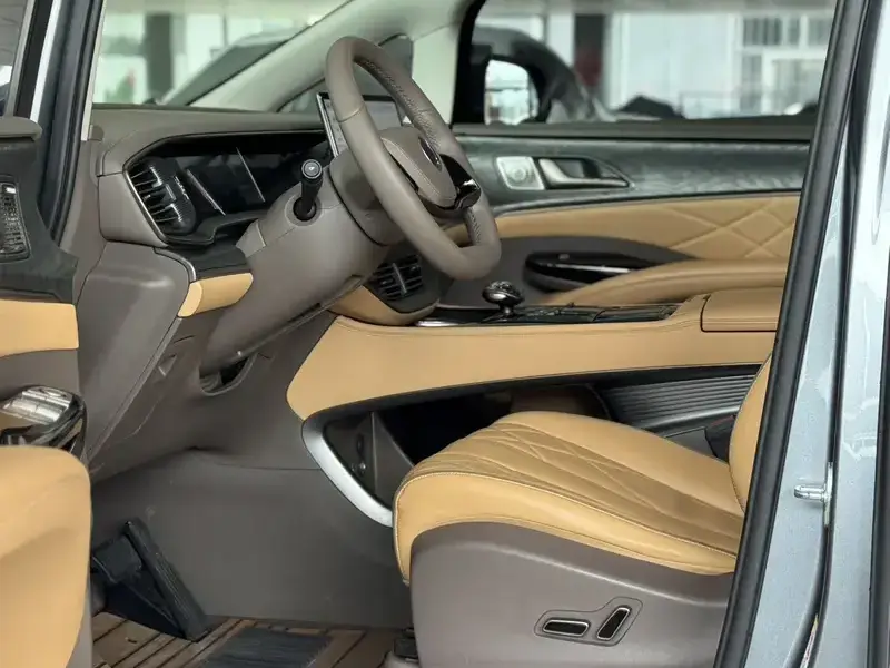 2023 Denza D9 с пробегом 111 000 км