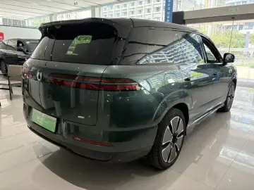 2025 Denza N8L с пробегом 9 900 км