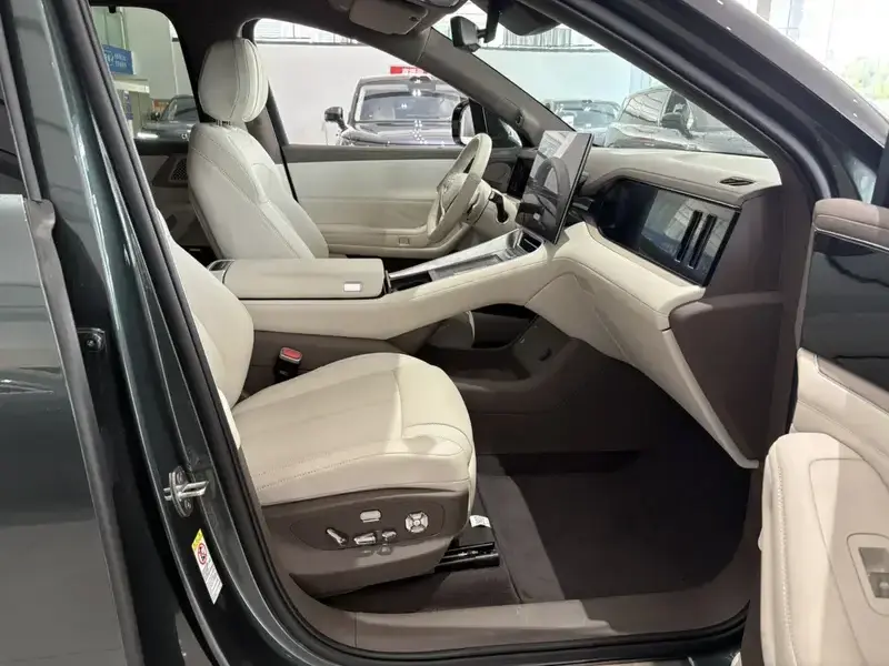 2025 Denza N8L с пробегом 9 900 км