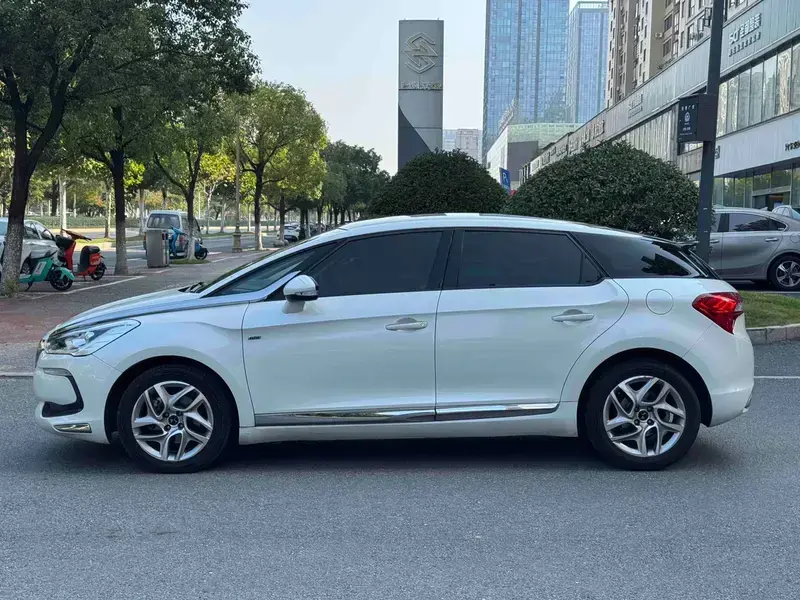 2015 DS 5 с пробегом 118 000 км
