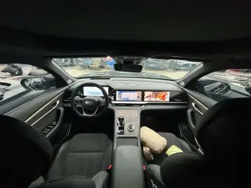 2025 Geely Monjaro с пробегом 14 000 км