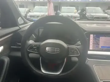 2025 Geely Monjaro с пробегом 14 000 км