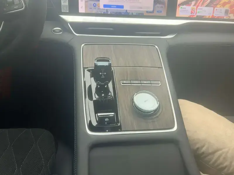 2025 Geely Monjaro с пробегом 14 000 км