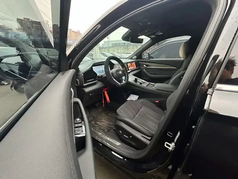 2025 Geely Monjaro с пробегом 14 000 км