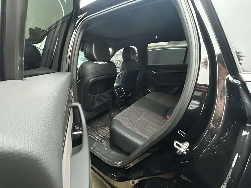 2025 Geely Monjaro с пробегом 14 000 км