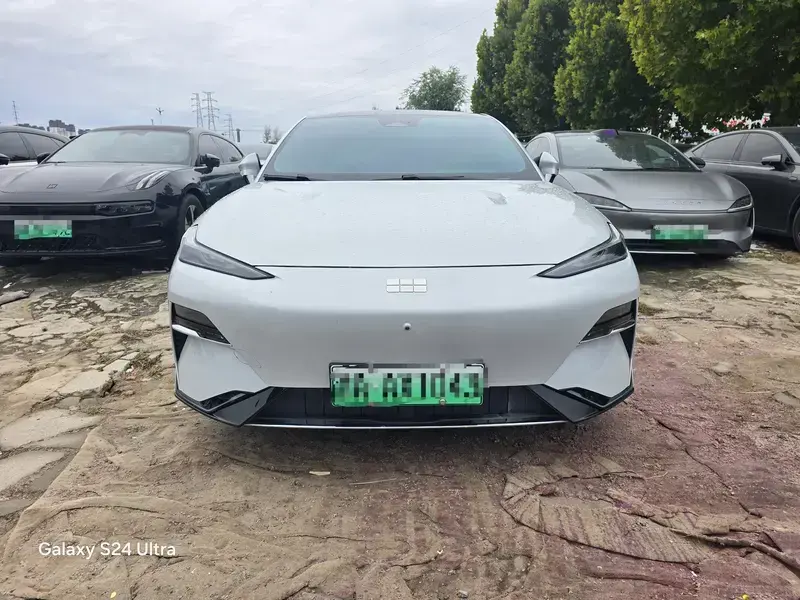 2024 Geely Galaxy E8 с пробегом 74 000 км