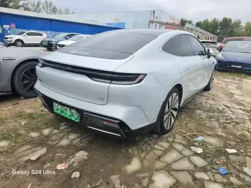 2024 Geely Galaxy E8 с пробегом 74 000 км