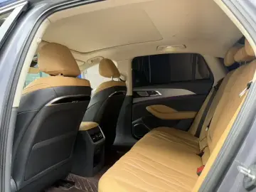 2023 Hongqi H5 с пробегом 42 000 км