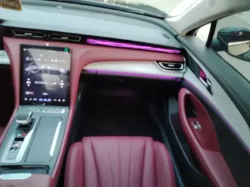 2023 Hongqi H5 с пробегом 18 000 км