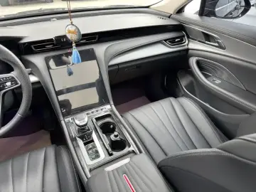 2023 Hongqi H5 с пробегом 30 000 км