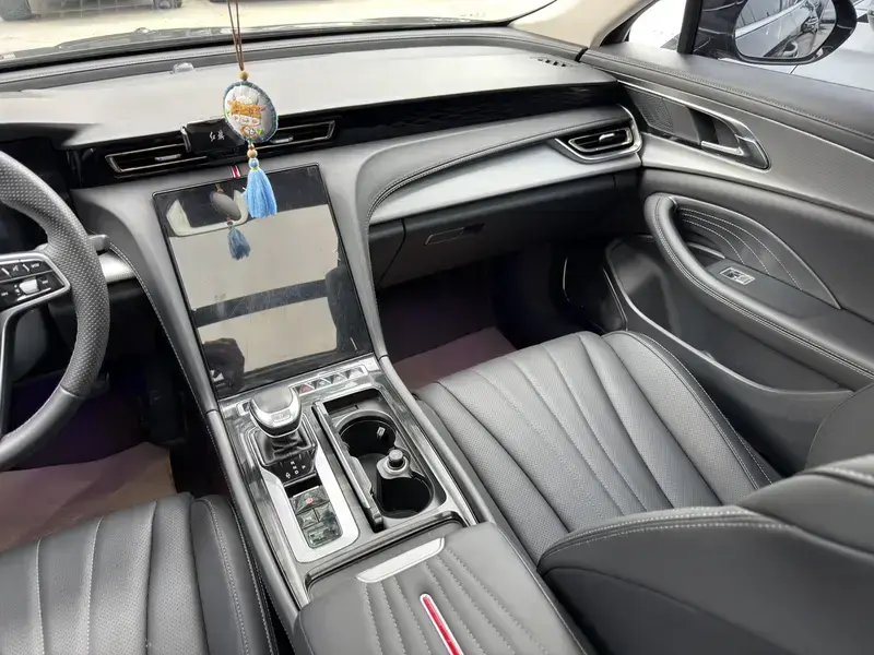 2023 Hongqi H5 с пробегом 30 000 км