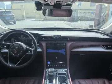 2025 Hongqi H5 с пробегом 22 700 км
