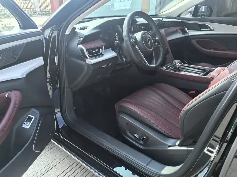 2025 Hongqi H5 с пробегом 22 700 км