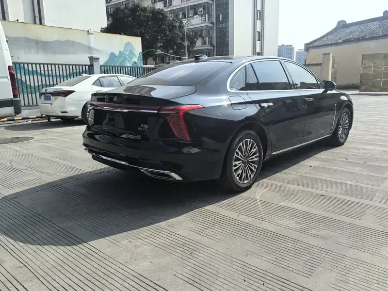 2025 Hongqi H5 с пробегом 22 700 км