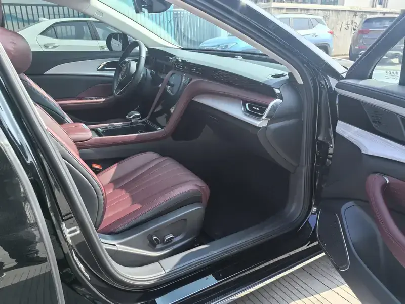 2025 Hongqi H5 с пробегом 22 700 км