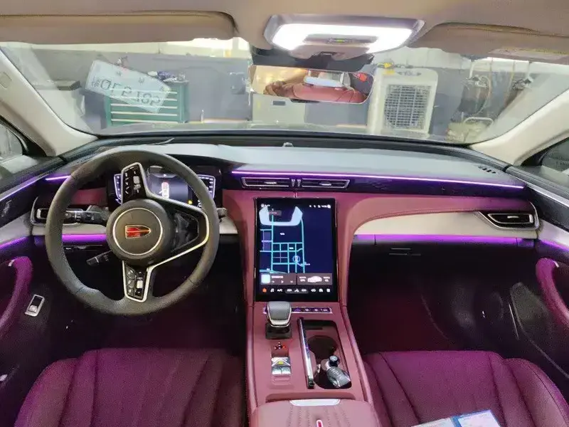 2025 Hongqi H5 с пробегом 13 000 км