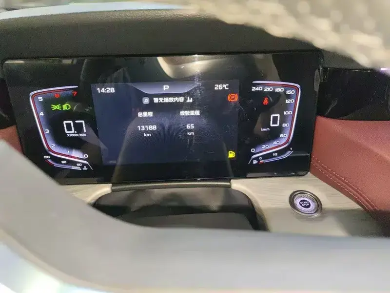 2025 Hongqi H5 с пробегом 13 000 км