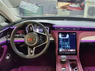 2025 Hongqi H5 с пробегом 13 000 км