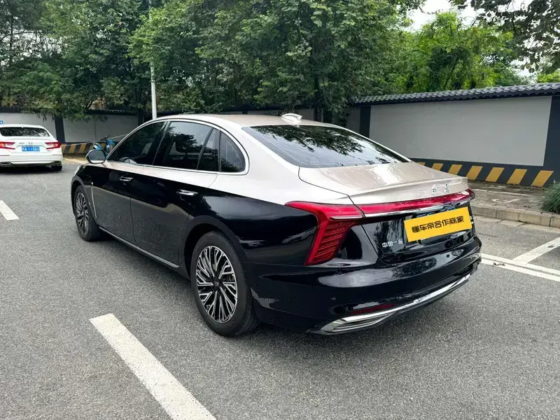 2023 Hongqi H5 с пробегом 25 000 км