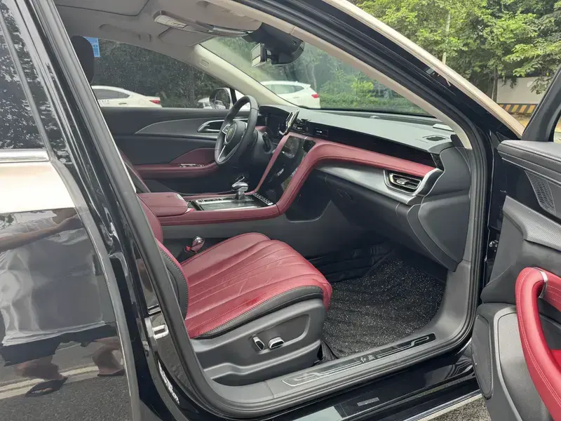 2023 Hongqi H5 с пробегом 25 000 км