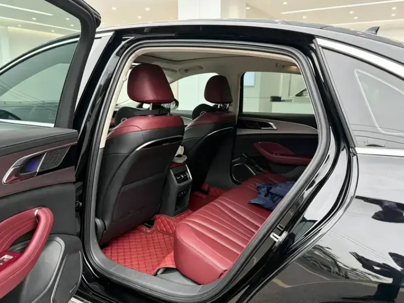 2023 Hongqi H5 с пробегом 28 000 км