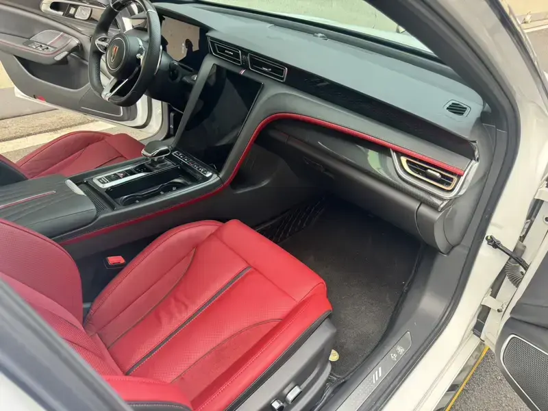 2024 Hongqi H6 с пробегом 15 000 км
