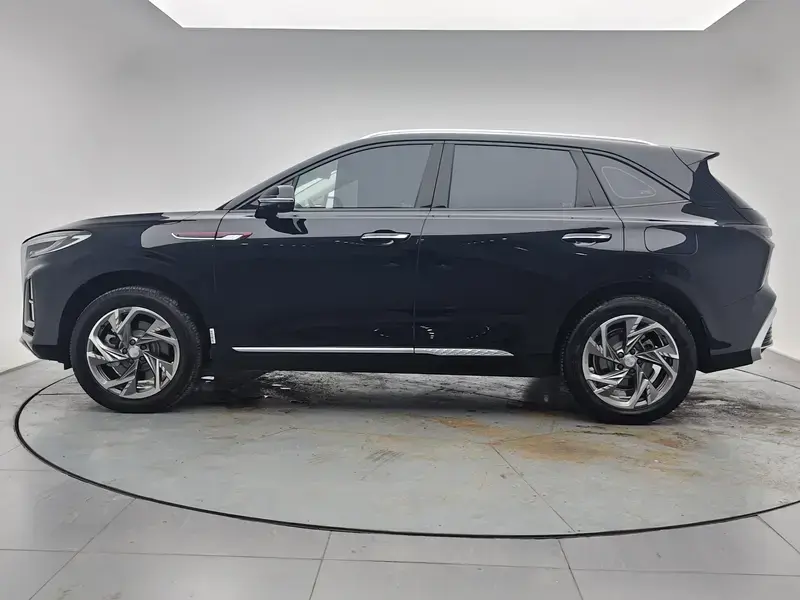 2025 Hongqi HS3 с пробегом 4 800 км