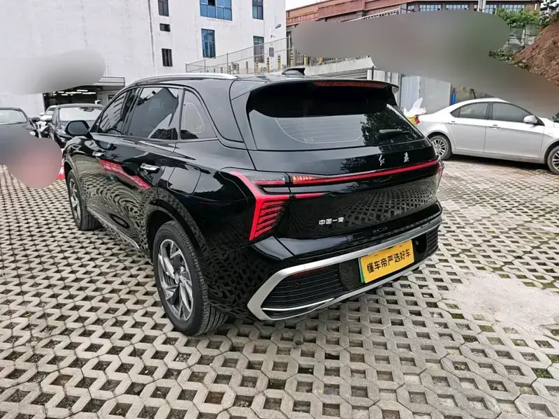 2025 Hongqi HS3 с пробегом 8 300 км