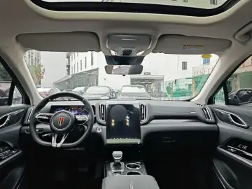 2025 Hongqi HS3 с пробегом 8 300 км