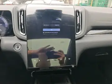 2025 Hongqi HS3 с пробегом 8 300 км